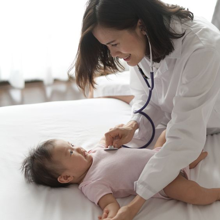 Trẻ Bị Dị Ứng Khi Uống Sữa Ngoại Nên Đến Bác Sĩ Thăm Khám