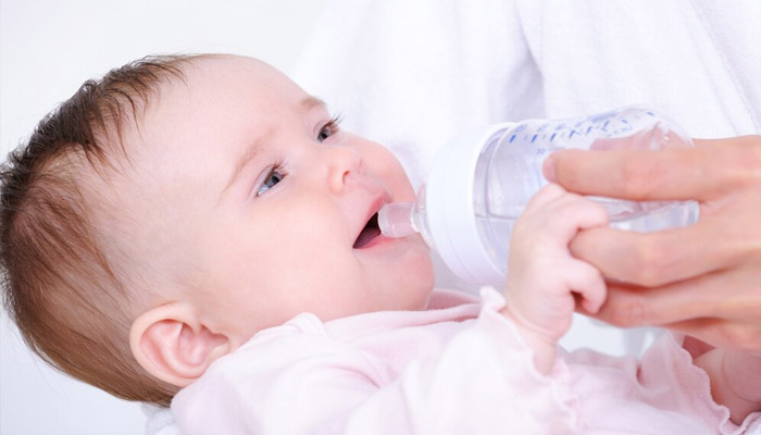 Nên xem xét độ tuổi khi lựa sữa ngoại cho bé