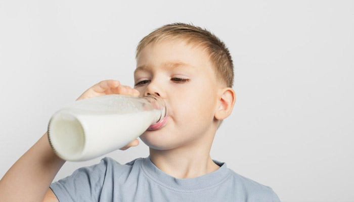 Nên dùng sữa ngoại cho bé trên 3 tuổi