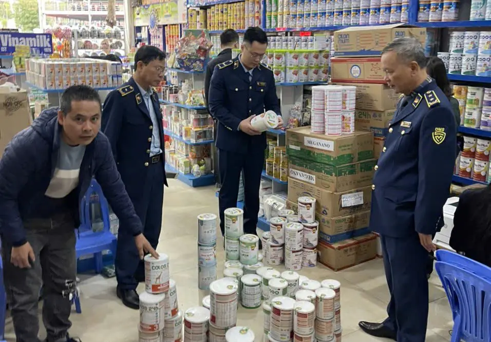 thuc pham gia, sua gia Thực trạng đáng báo động: Thực phẩm giả, kém chất lượng tràn lan tại TP.HCM và Giải pháp đối phó